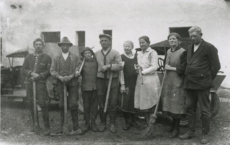 Vor der Waldarbeit Johann Pritscher, Peppi Stelzenberger, Heidi Miesslinger, Regina Pritscher, Theo Kiermeier.jpg